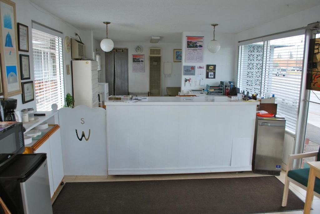 Ski'S Western Motel Грейт-Фолс Экстерьер фото