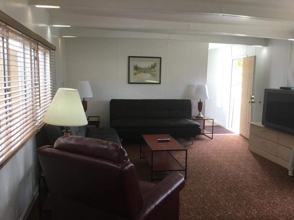 Ski'S Western Motel Грейт-Фолс Экстерьер фото